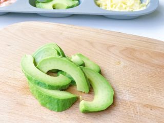 3、缤纷面条披萨,牛油果切片