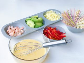 7、缤纷面条披萨,所有食材准备好就可以进行料理啦