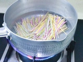 8、缤纷面条披萨,细面条放入锅里 清水没过细面条