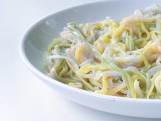 10、缤纷面条披萨,煮好后的面条沥干水分放入盘中 散去热气