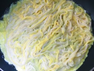 14、缤纷面条披萨,锅里热油后将面条平整的倒入 小火慢煎