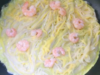 15、缤纷面条披萨,先放虾仁