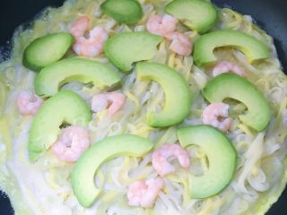 16、缤纷面条披萨,再放一层牛油果