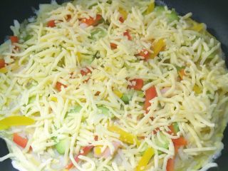 18、缤纷面条披萨,最后铺上一层厚厚的宝宝芝士 （建议多放一些会拉丝哦）盖上盖子焖三到五分钟即可