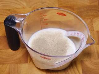 1、肉桂面包卷,把干酵母放入牛奶中，静置15分钟