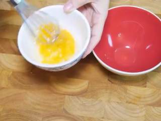 12、肉桂面包卷,预热烤箱180度，打一个鸡蛋，加清水搅散