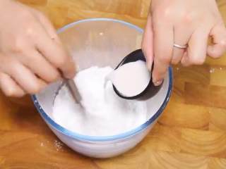 14、肉桂面包卷,把糖粉过筛，倒入牛奶搅匀