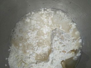 1、金枪鱼口袋包,各类粉,水,盐,酵母混合