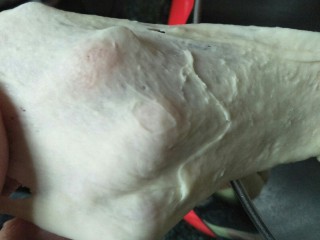 3、金枪鱼口袋包,揉到不粘手能拉出薄膜的面团