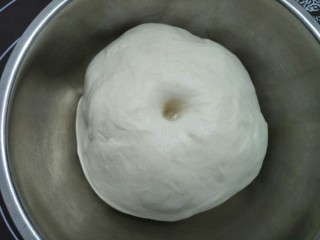 5、金枪鱼口袋包,面团发酵到原来的两倍大,用手沾水在面团中间插个孔面团不回缩即发酵好。