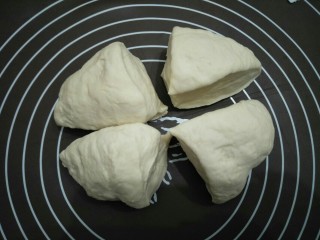 6、金枪鱼口袋包,将面团放在案板上揉一会进行排气后切成四份