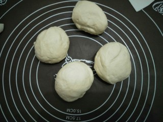 7、金枪鱼口袋包,揉成圆盖布醒发十分钟。