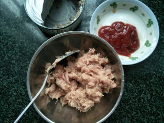 8、金枪鱼口袋包,准备好番茄沙司,金枪鱼要去掉浸泡的油。