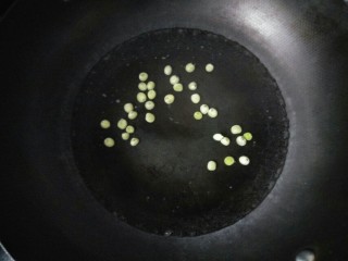 9、金枪鱼口袋包,青豆放入水中煮熟。