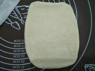 10、金枪鱼口袋包,将醒发好的面团擀成长方型。