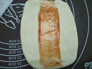 11、金枪鱼口袋包,中间涂上番茄沙司