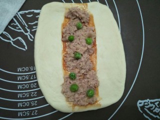 12、金枪鱼口袋包,放上金枪鱼和青豆。