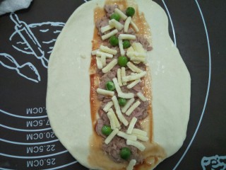 13、金枪鱼口袋包,洒上马苏里拉芝士。