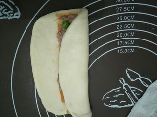 14、金枪鱼口袋包,面皮一边往中间对叠