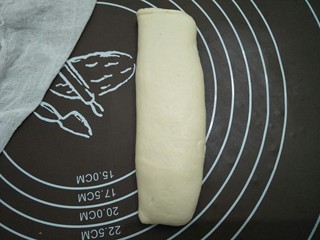 15、金枪鱼口袋包,另一边再往中间叠,封好口,倒过来将封口朝下。