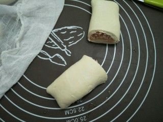 16、金枪鱼口袋包,用刀在中间切一刀分成两份。