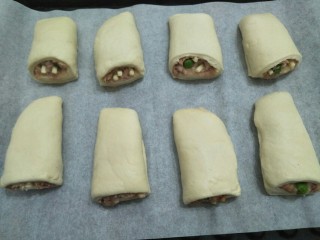 17、金枪鱼口袋包,放在垫有油纸的烤盘上,盖布再放入烤箱发酵三十分钟。