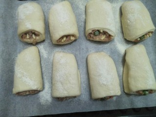 18、金枪鱼口袋包,在发酵好的面团表演涂上一层水后筛上干粉。