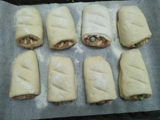 19、金枪鱼口袋包,用刀在表面划上两道条纹