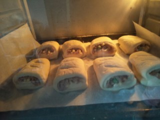 20、金枪鱼口袋包,放入预热好的150度烤箱烤30分钟,烤箱温度根据自家的调节。