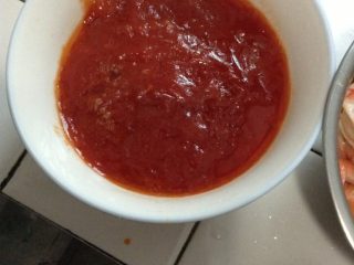 2、饼铛披萨,西红柿切碎，加油翻炒再加入番茄沙司