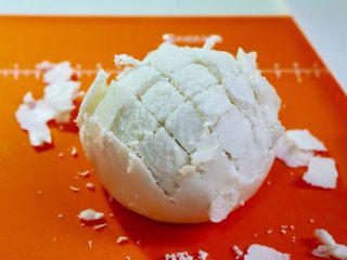 2、空气炸锅版芝士烤馒头,像这样十字切开，注意不要切到底