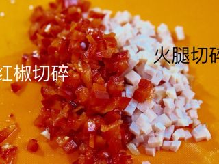 4、空气炸锅版芝士烤馒头,红椒跟火腿切碎，放在一起