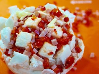 5、空气炸锅版芝士烤馒头,像图片这样把馒头掰开，塞到馒头缝里