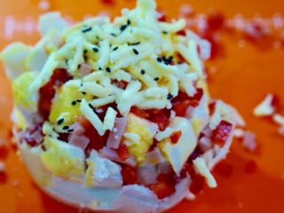 6、空气炸锅版芝士烤馒头,抹上蛋液再把马苏里拉和黑芝麻撒在上面