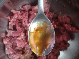 1、煎牛肉丸,加入食用油