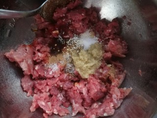 6、煎牛肉丸,姜末