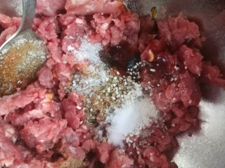 7、煎牛肉丸,盐，鸡精