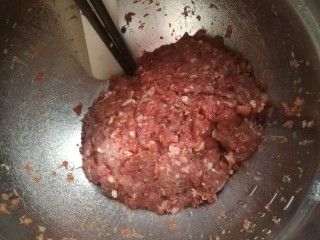 11、煎牛肉丸,搅拌混合均匀，多搅一会，稍微上劲儿