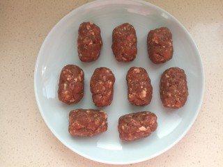 12、煎牛肉丸,分成小份，不要太大，一口能吃下去就好，稍微搓成圆柱形