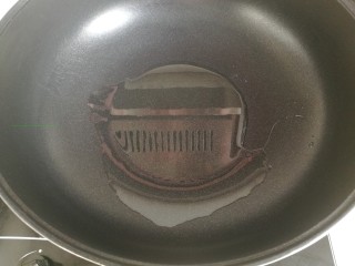 13、煎牛肉丸,锅中放玉米油，小火