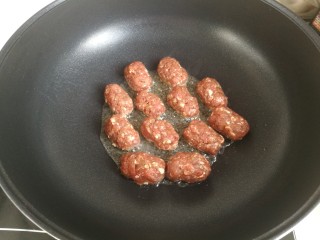 14、煎牛肉丸,五分热，把丸子摆在锅中，煎至一面上色