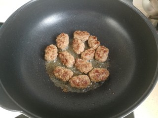 15、煎牛肉丸,煎至一面上色