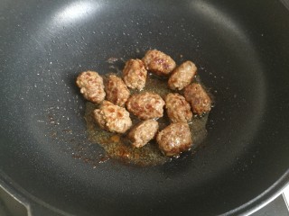 16、煎牛肉丸,继续煎，两面金黄即可，大概8分钟左右