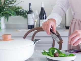 17、煎牛肉丸,用竹签串起来