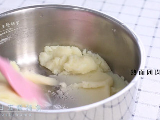 2、宝宝手指泡芙,熟面团弹性有光泽，看得见很细腻。