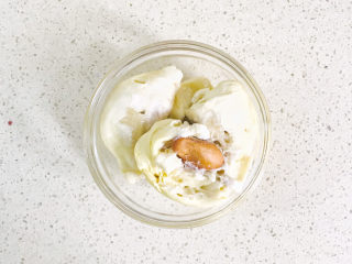 7、芝士榴莲披萨,此时可以处理榴莲，将榴莲核挖出来