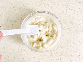 9、芝士榴莲披萨,加少许盐调味，继续搅拌均匀