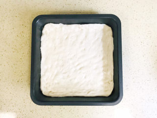 12、芝士榴莲披萨,将面团擀成正方形，平铺在烤盘上