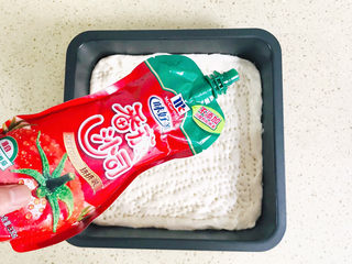 14、芝士榴莲披萨,挤上番茄沙司