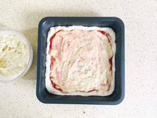 17、芝士榴莲披萨,用叉子均匀地摊平